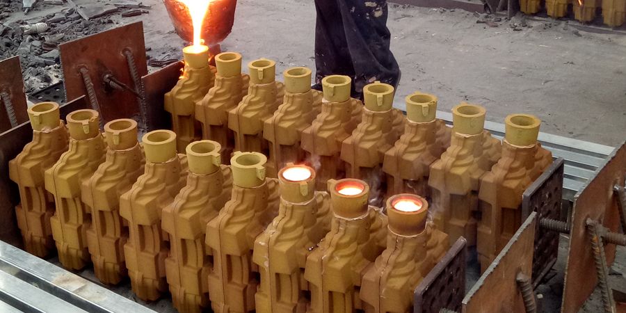 pouring of shell mold casting in Baoding Guokun sand casting factory